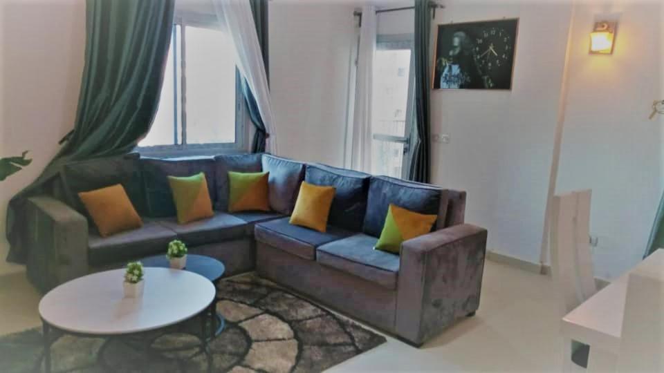 Makeena Berry Cosy Mboa - Hydrocarbures دوالا المظهر الخارجي الصورة